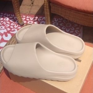 Yeezy Slide ""Pure"